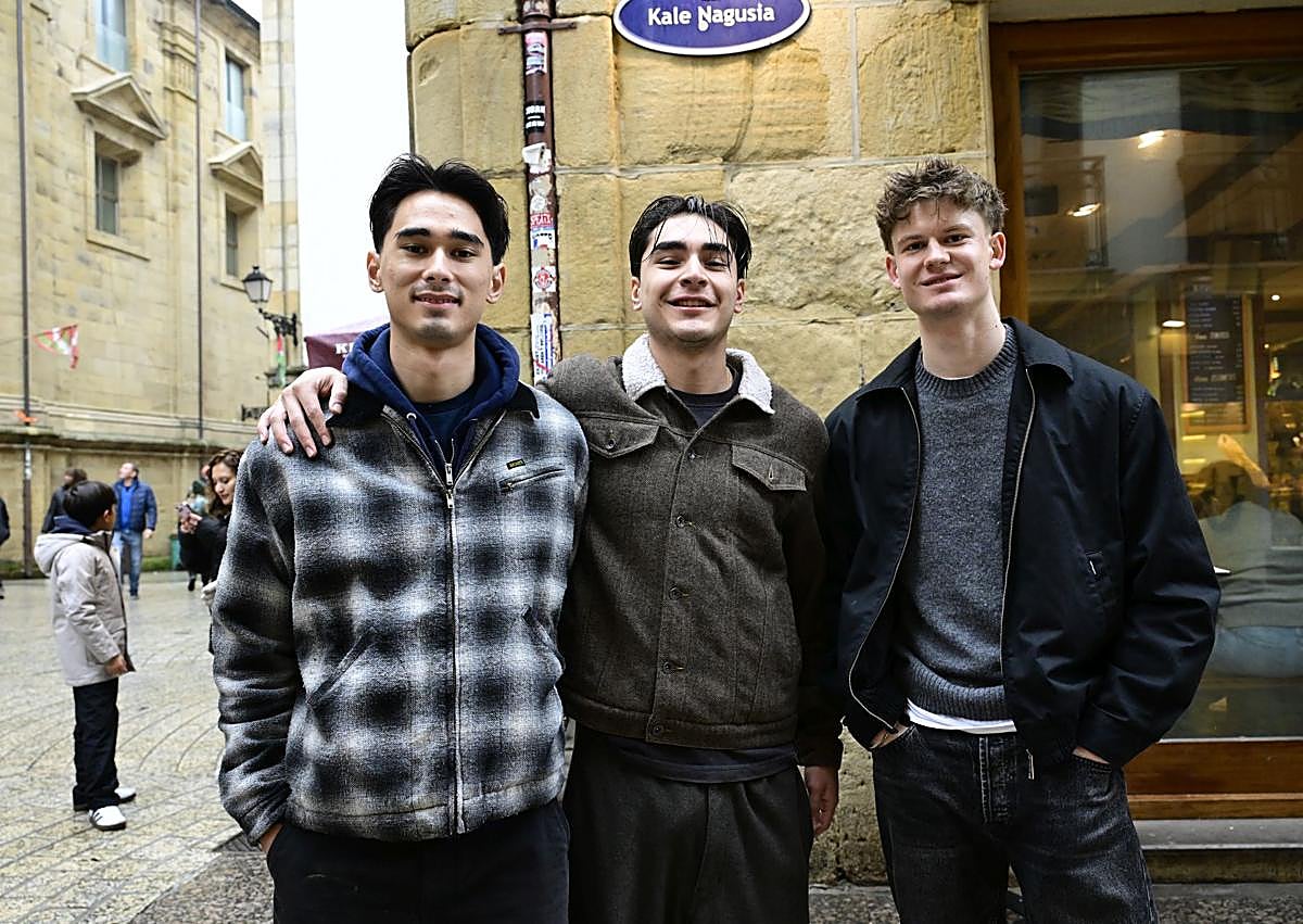 Imagen secundaria 1 - «El fútbol es la excusa para pasar el puente en Donostia»