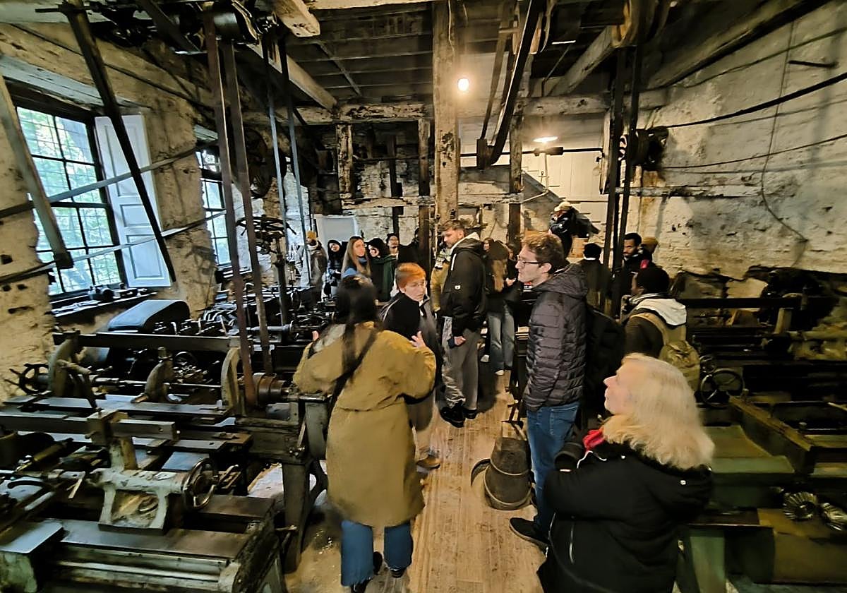 Los arquitectos giraron visita al taller Zamakola que mantiene intactas todas las máquinas de producción..