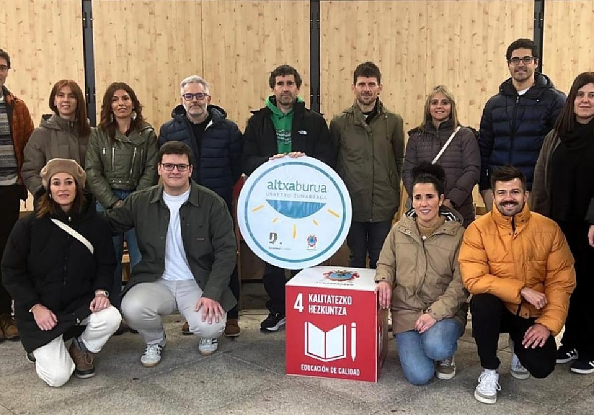 Representantes de los ayuntamientos, centros educativos de Zumarraga y Urretxu y familias de Altxa Burua con Maitane Ormazabal.