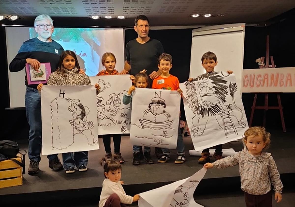 Kazabon con el ilustrador de sus libros y sus lectores en Durango.