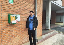 El alcalde Gari Iturbe junto a uno de los desfibriladores instalados para facilitar una intervención rápida.