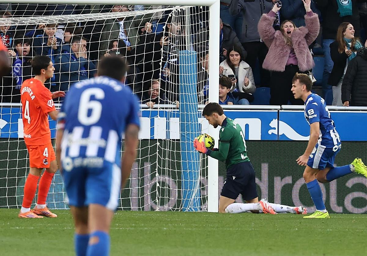 Remiro recoge el balón de la portería tras el gol de penalti anotado por Boyé el sábado en Mendizorrotza.