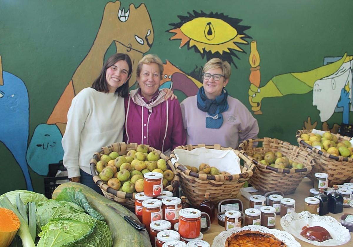 Amaia, Maria Jesus eta Jonek denetarik eraman zuten azokara. Sagarraz gainera, honekin egindako askotariko produktuak zituzten postuan.