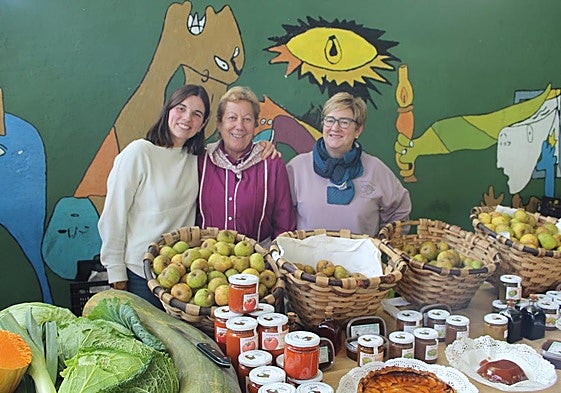 Amaia, Maria Jesus eta Jonek denetarik eraman zuten azokara. Sagarraz gainera, honekin egindako askotariko produktuak zituzten postuan.