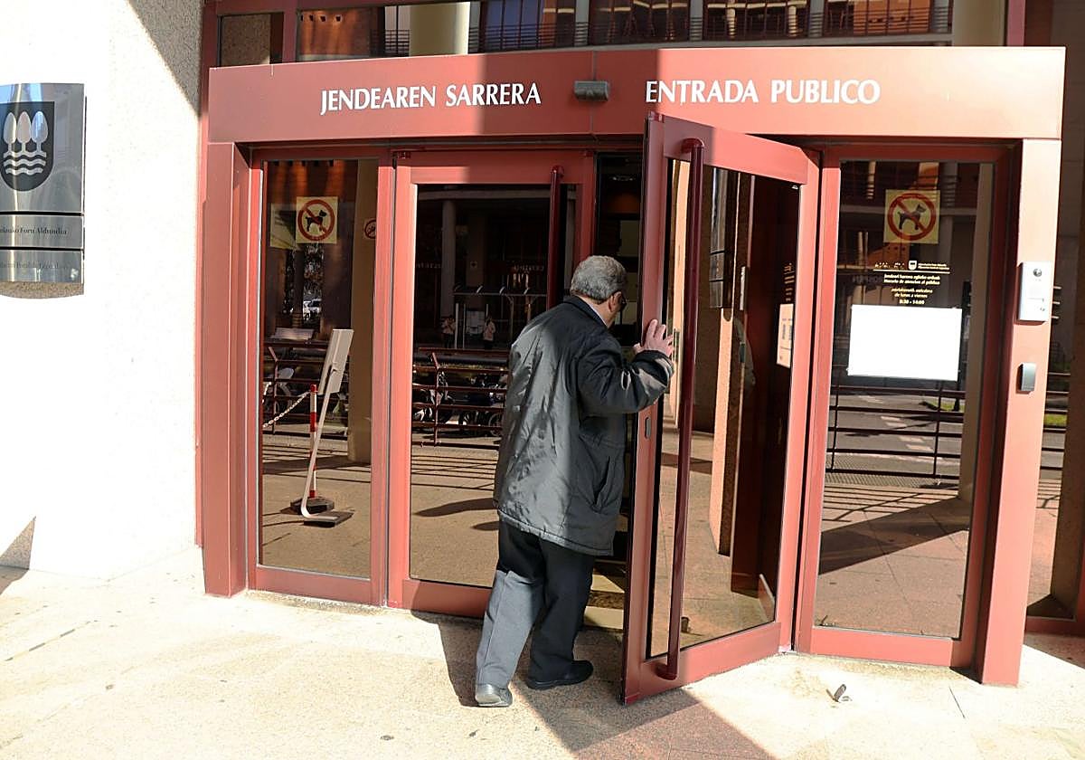 Un pensionista accede a la sede central de la Hacienda de Gipuzkoa, en el barrio donostiarra de Errotaburu.