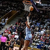 La exjugadora del IDK Lola Pendande lanza sobre María Eraunzetamurgil, este domingo en Girona.