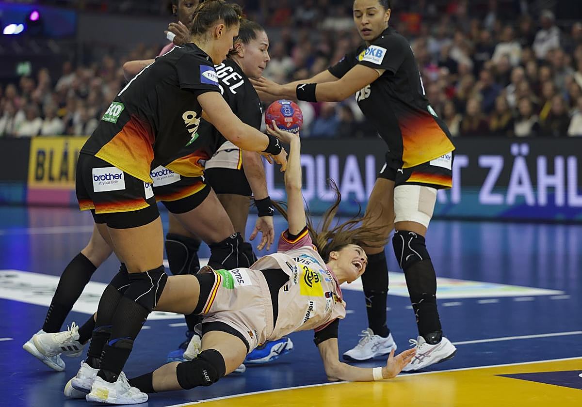 Paula Arcos es frenada ayer en el partido ante Alemania.