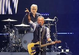 Bruce Springsteen publica el disco de su vibrante primer concierto en Donostia