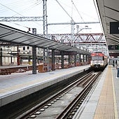 Viajeros esperan a un tren de Cercanías en San Sebastián.