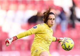 Eunate Astralaga realiza un saque de puerta.