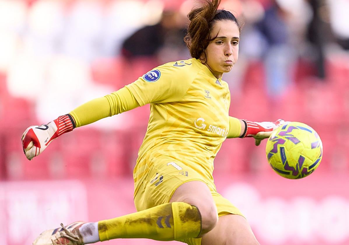 Eunate Astralaga realiza un saque de puerta.