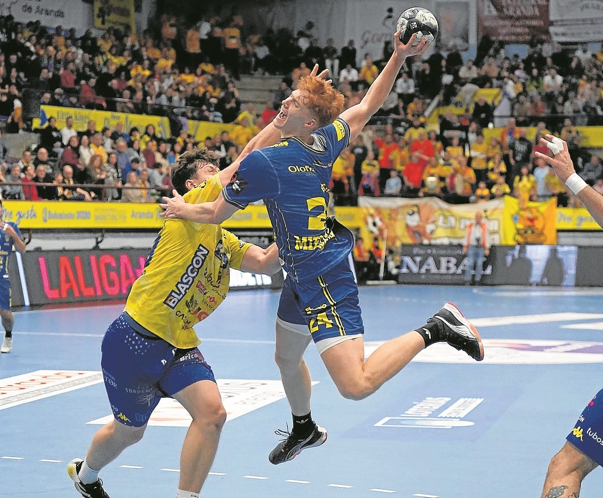 Jakub Sladkowski, cedido por el Bidasoa, para en falta a su compatriota Piotr Mielczarski.