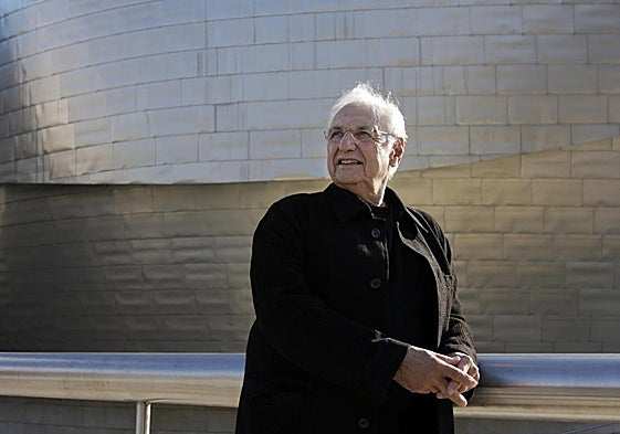 Frank Gehry en el exterior del Guggenheim en 2007.