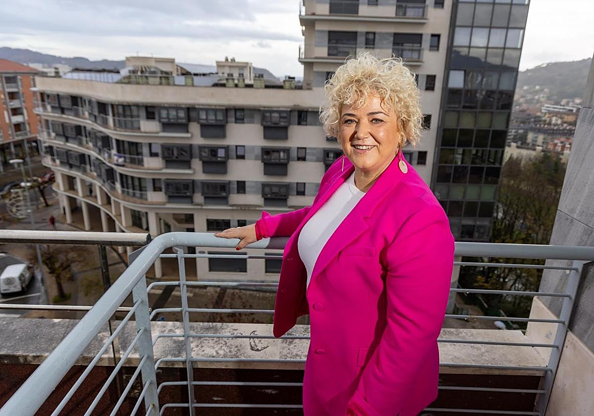 Maite Peña, diputada de Cuidados y Políticas Sociales, posa con Txara 1 de fondo, el edificio que será próximamente reformado para ser íntegramente una residencia.