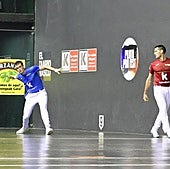 Mariezkurrena II golpea la pelota cerca del rebote ante la mirada de Albisu.