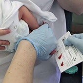 Realizan la prueba del talón a un recién nacido.