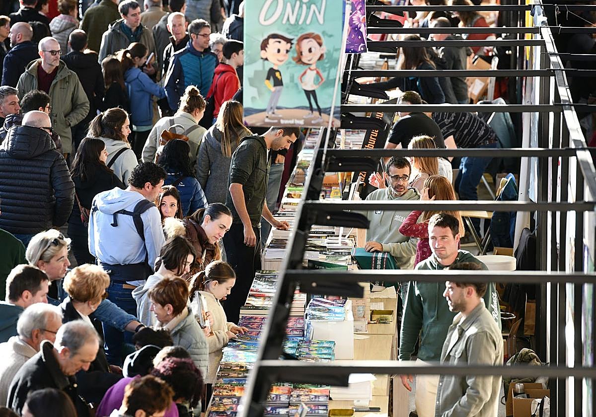 Aurreko hiru egunetan bezala, Landako Azokako 0 gunea izan zen. Giro itzela izan zen, eroso hitz egin eta erosteko moduan.