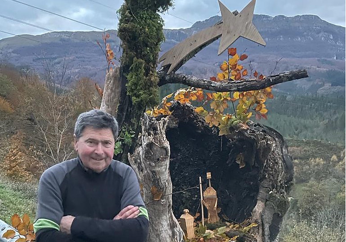 José Luis Arzuaga al pie del belén de madera que cada Navidad monta en el puerto de Udana, a escasos metros del mirador.