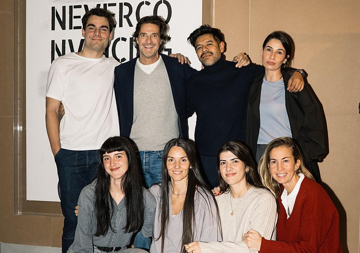 La firma estrena en la calle Txurruka 5 una tienda que integra cartón reciclable, su colección otoño-invierno y un amplio equipo.