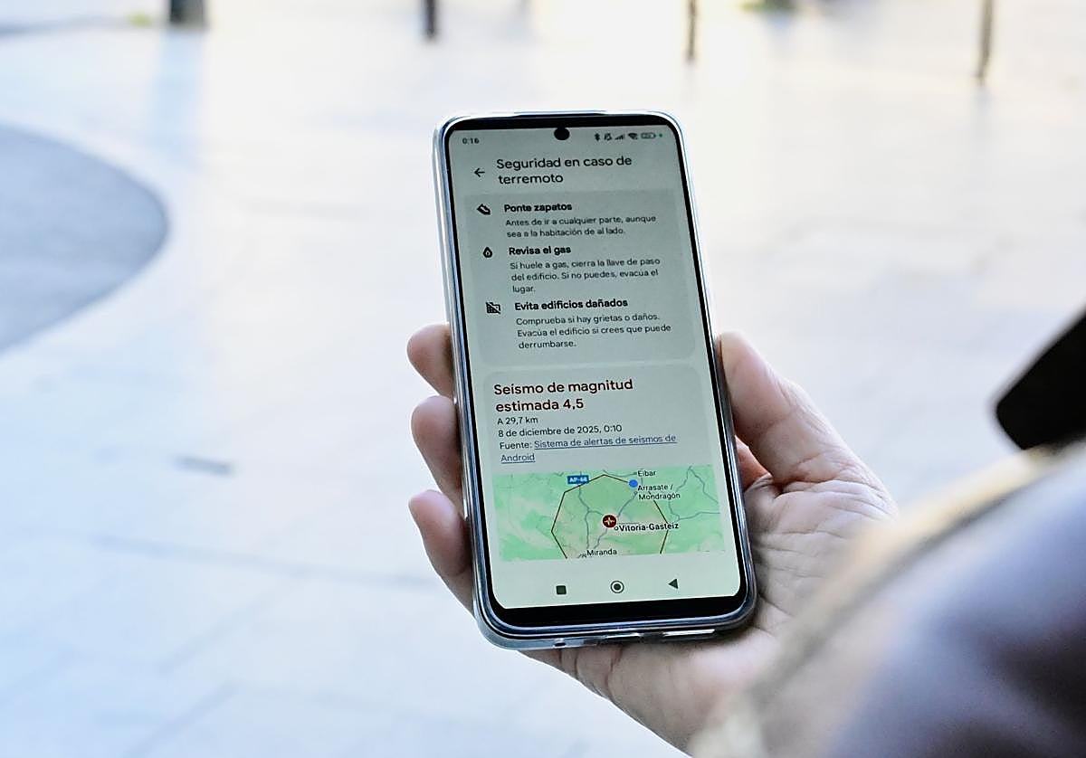 Una mujer posa en Arrasate con el mensaje de alerta por el terremoto que han recibido en el móvil.