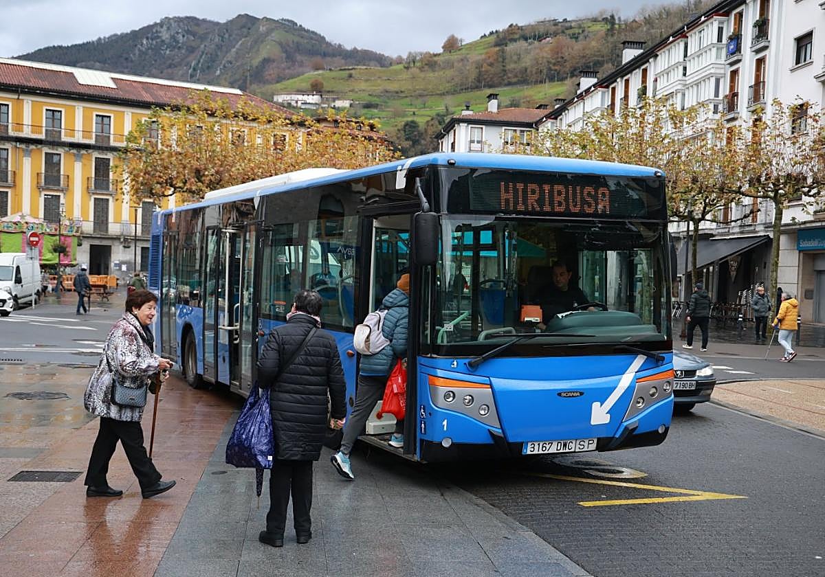 El Hiribusa de motor térmico recoge a usuarios en la parada de San Francisco, el pasado jueves.
