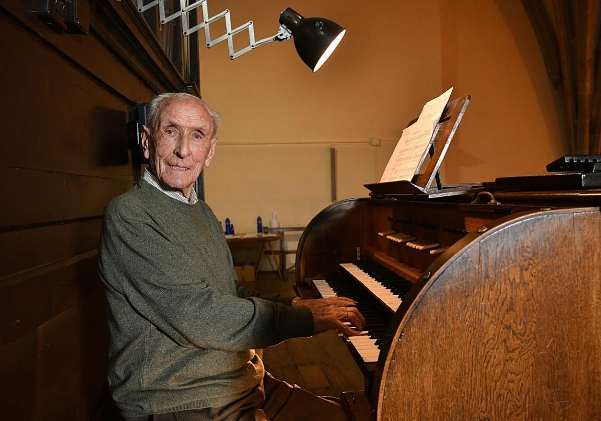 Juan Mari Aizpurua a los mandos del órgano del santuario de Itziar, en una imagen del pasado año.