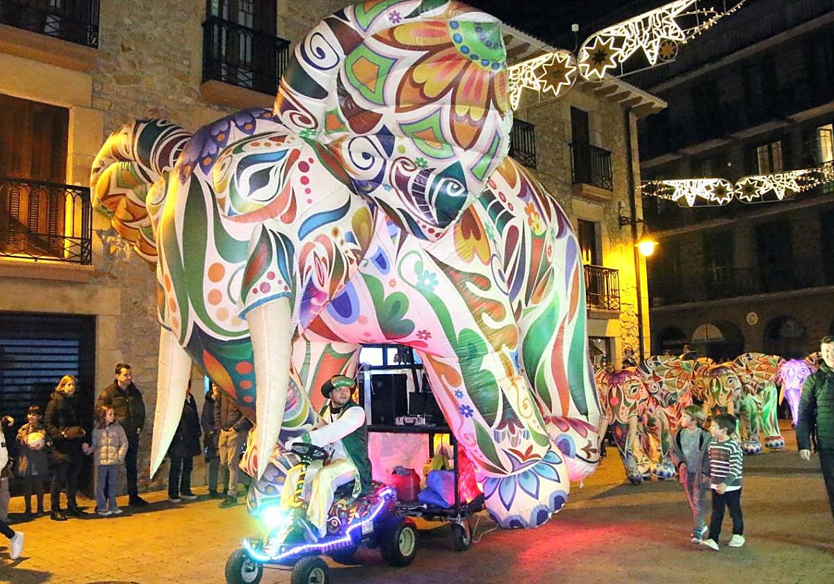 'La Senda del Barrital' kale ikuskizunak jende asko erakarri zuen, elefante erraldoia eta beste lau txikiagoak kalez klae ibili ziren.