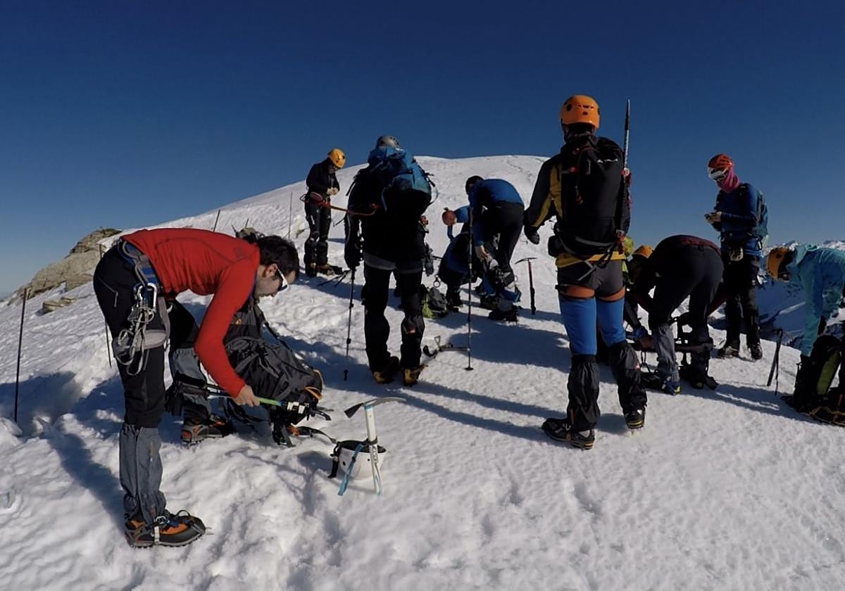 Varios miembros de Arrastaka durante una de las salidas invernales realizadas con el grupo de montañeros locales.