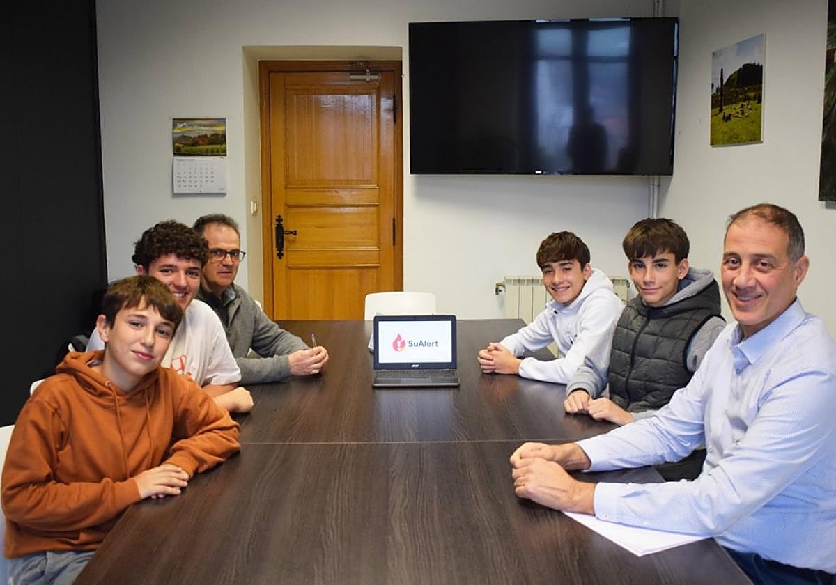 Los alumnos del proyecto, junto al alcalde y el técnico de urbanismo.