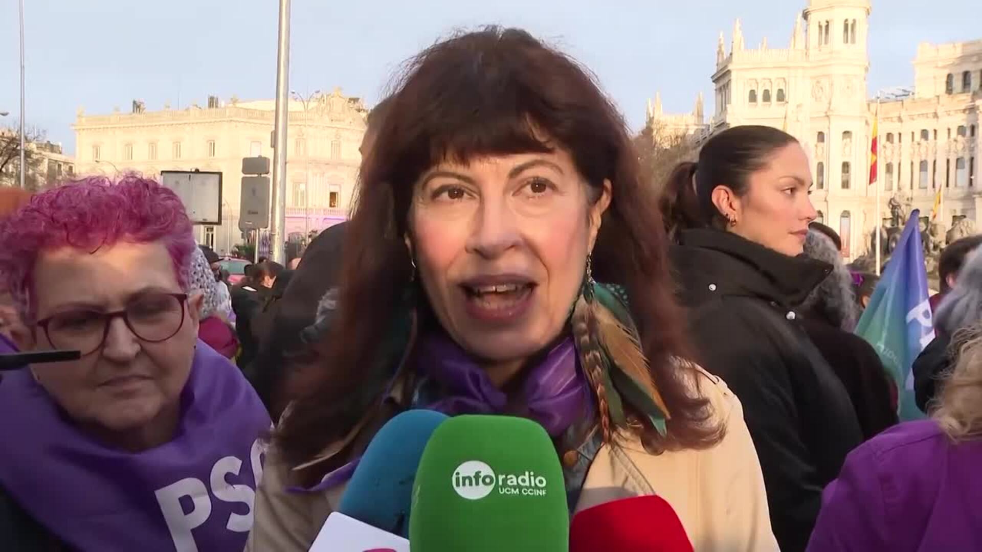 Miles de mujeres sortean el temporal y salen a las calles españolas gritando bajo la lluvia