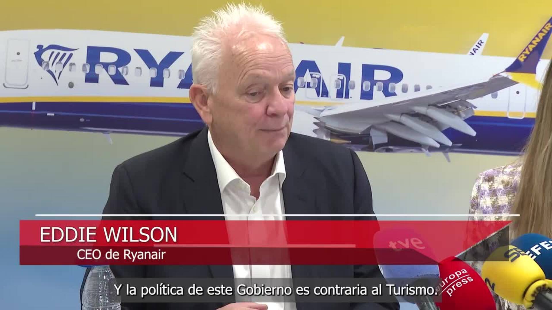 Ryanair cerrará su base de Santiago y cancelará todos los vuelos a Vigo y Tenerife Norte