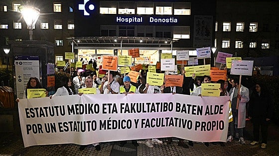 Protesta de los médicos en San Sebastián: «Si esto no cambia se está planteando una huelga indefinida en febrero»