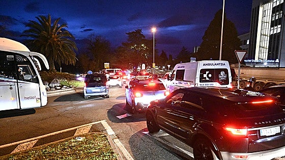 Atasco kilométrico en San Sebastián por la protesta de los médicos que se repetirá mañana