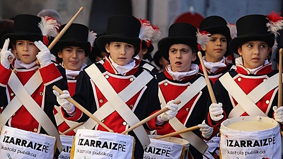 Eguzki izpiz jantzitako Danborrada txikia