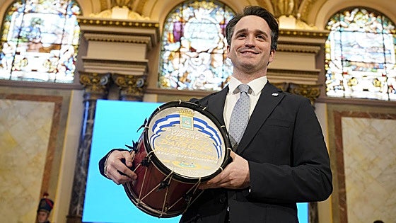 Donostia ancla a tierra a un emocionado Anduaga al recibir el Tambor de Oro