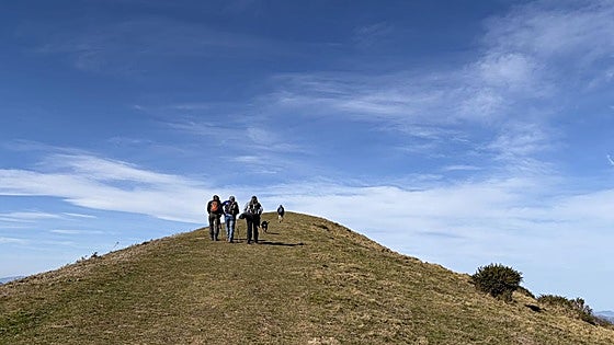 Mendibeltz, bajo un hermoso cielo azul