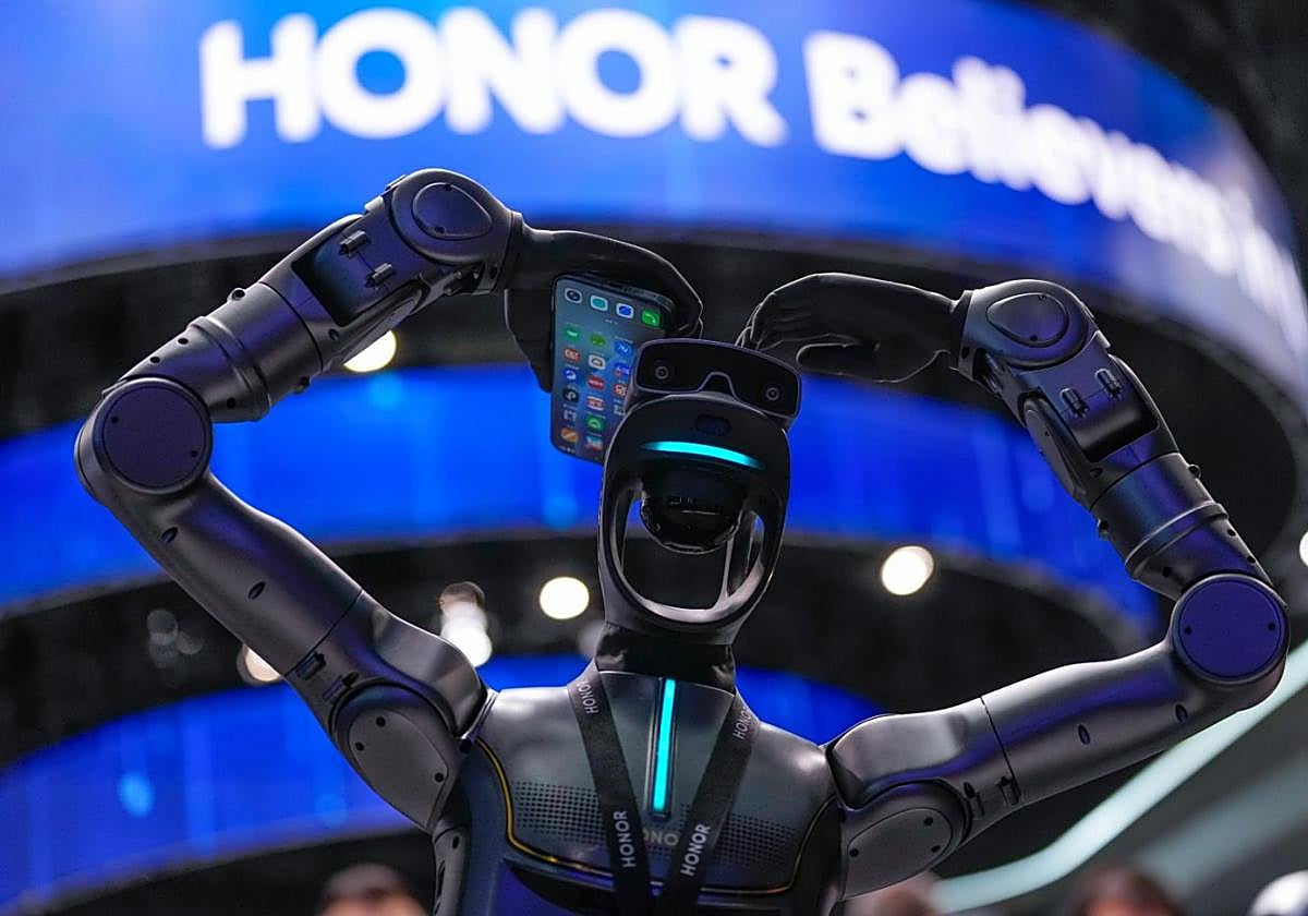 Robots camareros, coches de videojuego... la imaginación al poder en el MWC 2026