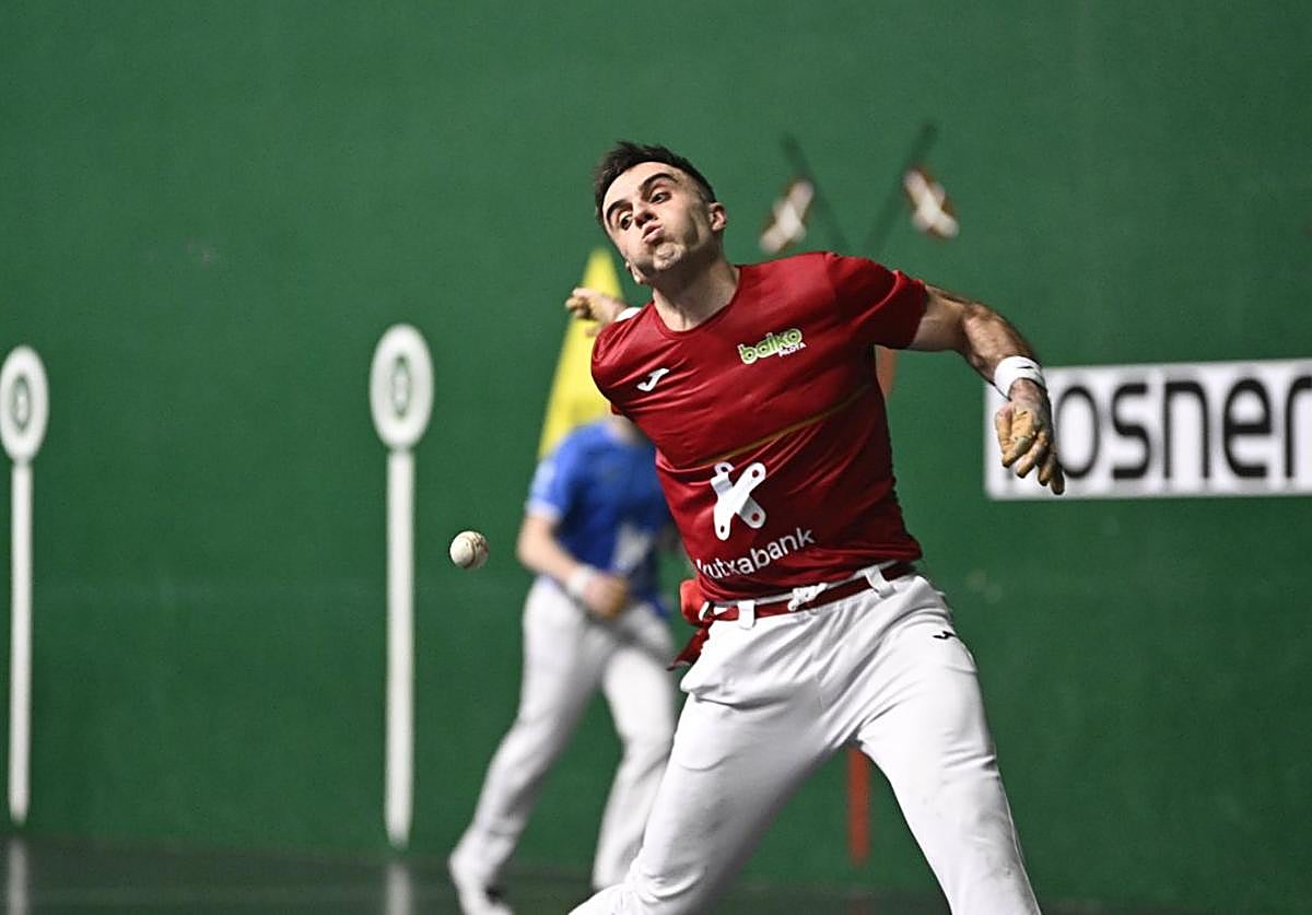 Peña II & Landa Win: Champions Salaberria & Gaskue Face Elimination in Parejas Serie B