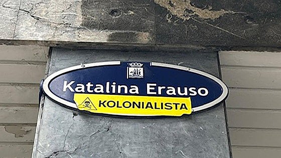 Muchas placas de las calles de Donostia faltan o están estropeadas