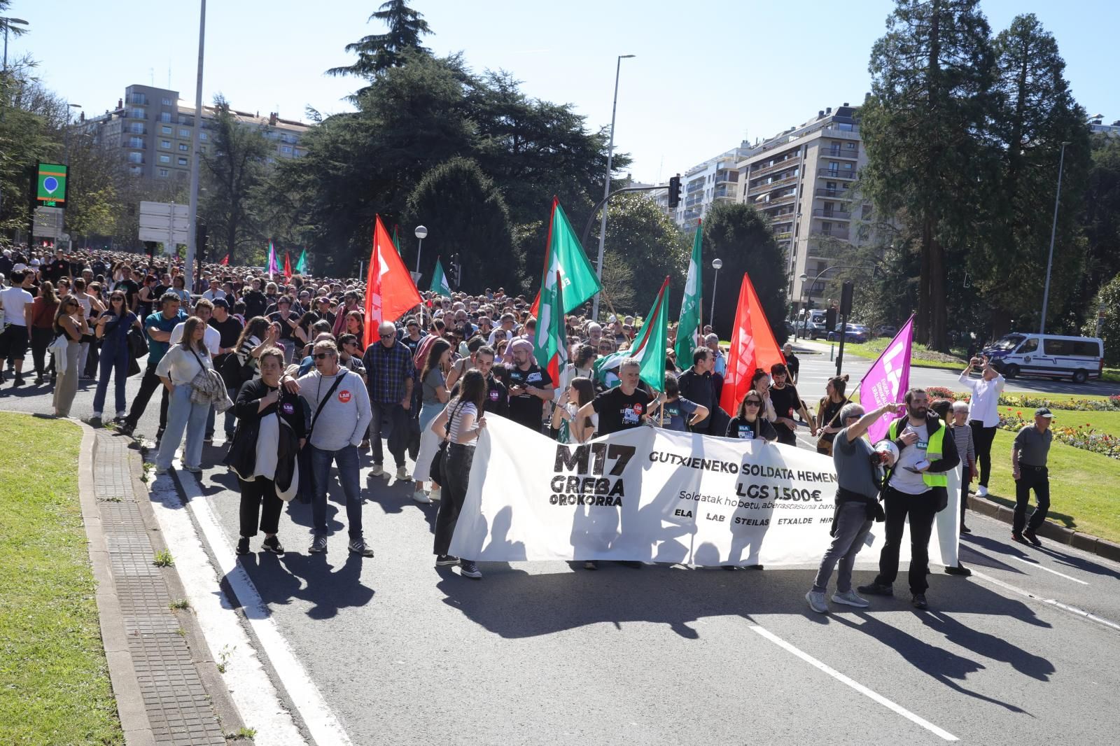 Gipuzkoa lidera la huelga por el SMI vasco: paro masivo en la industria y aulas vacías