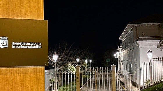 Algunos edificios municipales tienen mucha más luz que las calles