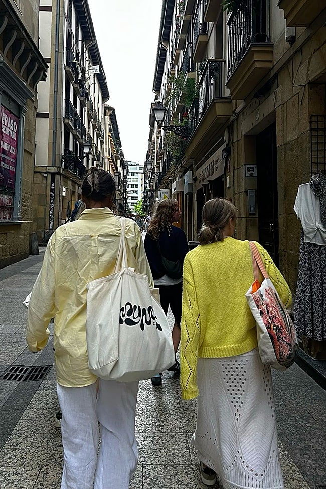 La reutilización de prendas y complementos se ha convertido en una constante.