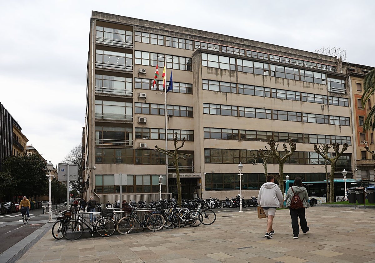 Un Edificio Oficial en el Punto de Mira: La Sede de Hacienda en Donostia Requiere Regularización Urgente