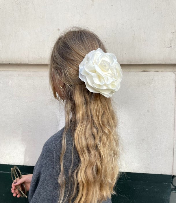 Pinza de flor blanca.