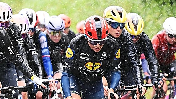 El pelotón pierde 20 ciclistas solo en la primera etapa: «Ongi etorri Euskal Herrira»