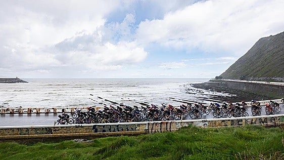 Dureza, lluvia, frío y caídas en la primera etapa de la Itzulia: «El tiempo no es agradable»