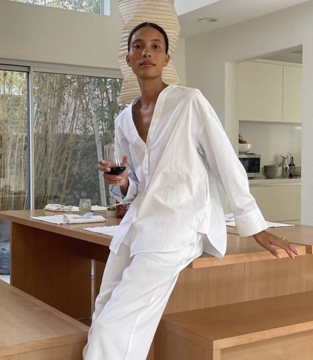 Camisa blanca de lino con pantalón en el mismo tono.