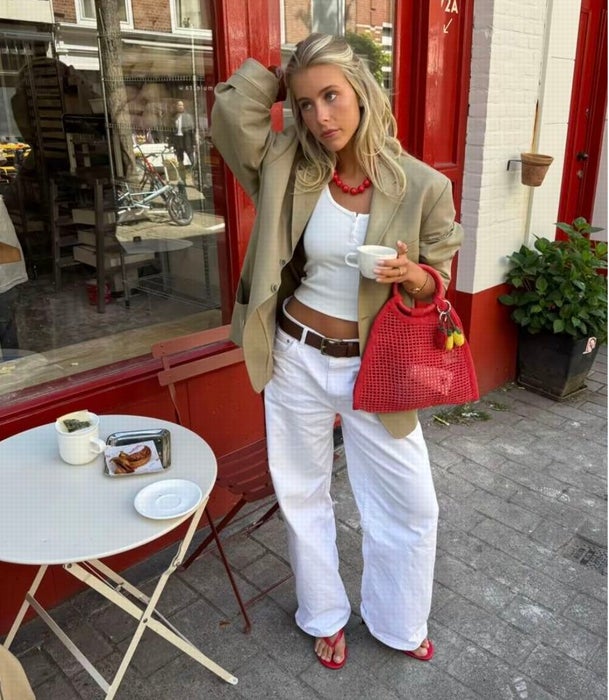'Tank top' y pantalón vaquero blanco con una americana 'oversized'.