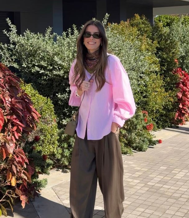 Camisa rosa de lino con pantalones marrones y un pañuelo en ambos colores.