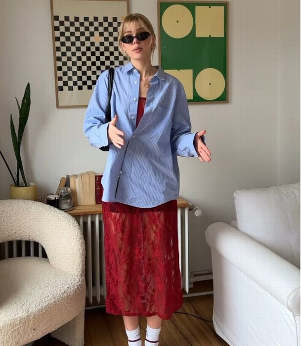 Vestido rojo lencero y una camisa azul.